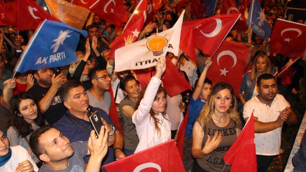 Burdur’da AK Parti’lilerden Kutlama
