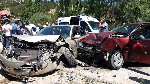 Burdur’da 2 Otomobil Kafa Kafaya Çarpıştı: 8 Yaralı