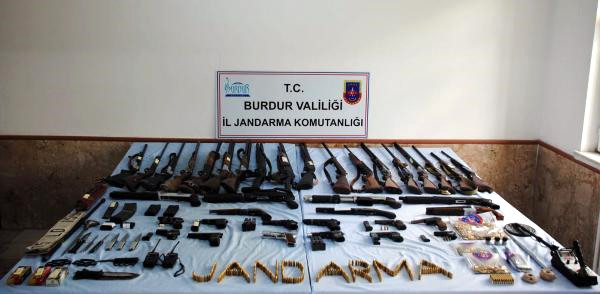 Burdur’da Yasadışı Silah Ticareti Operasyonu: 20 Gözaltı