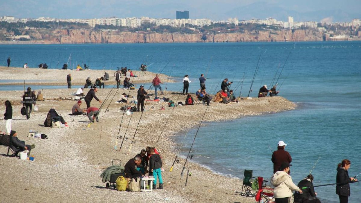 Antalya’da kaçak balık için sahillere akın ettiler