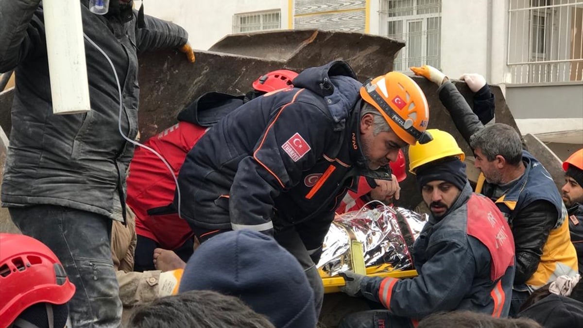 Diyarbakır’da yıkılan binanın enkazından 56 saat sonra bir kadın kurtarıldı