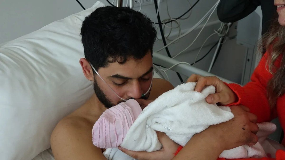 Hatay’daki enkazdan 261 saat sonra kurtulan vatandaş, yeni doğan bebeği ile kavuştu