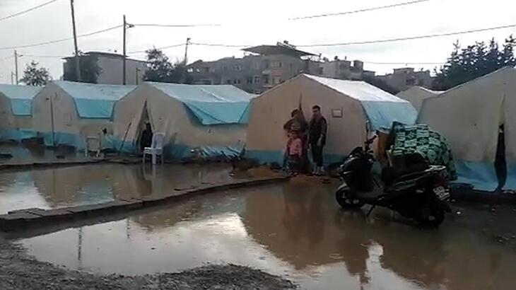 İskenderun’da çadır kentte yaşayanlar şiddetli yağıştan etkilendi