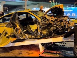 Kadıköy’de ticari taksi kaza yaptı, sürücü yaralandı