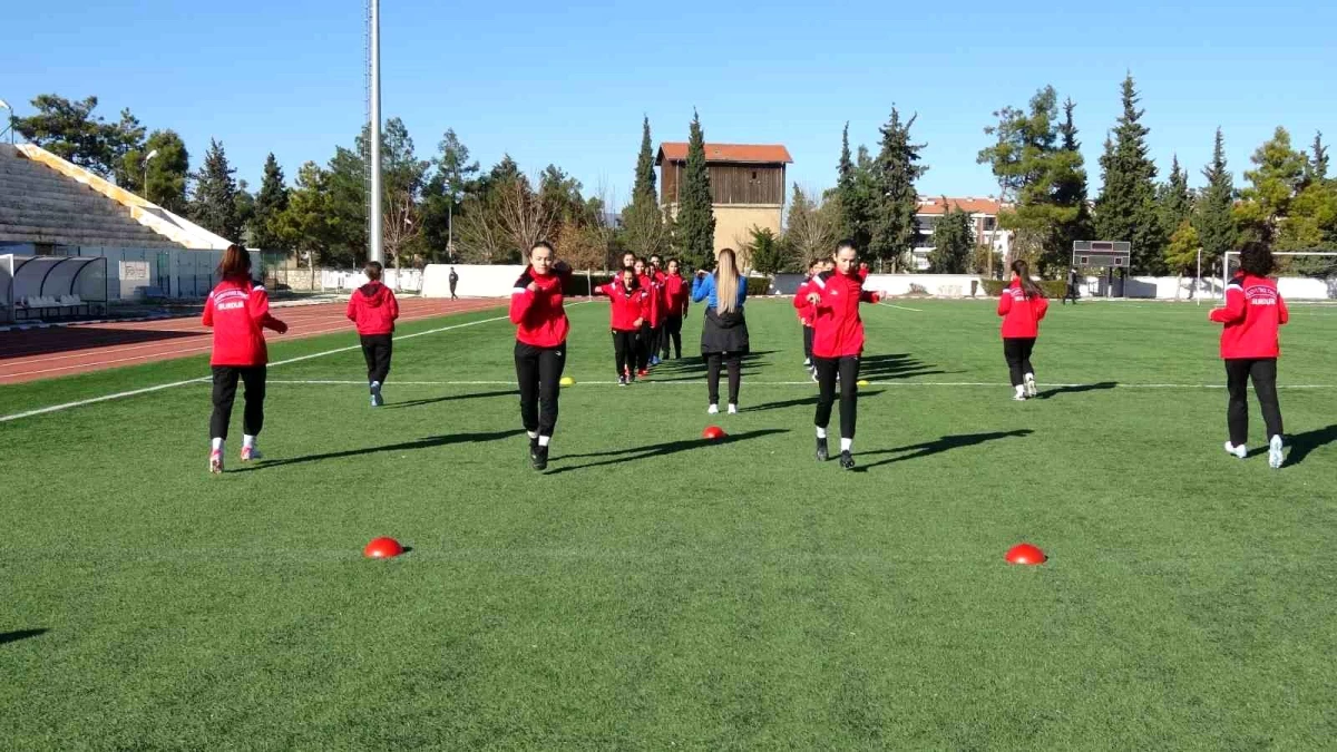 Burdur’da kurulan bayan futbol kulübü alana indi
