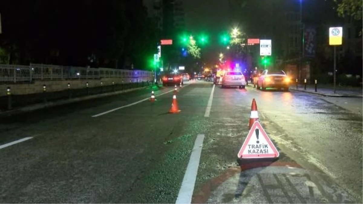 Kadıköy’de alkollü şoför kaza yaptı