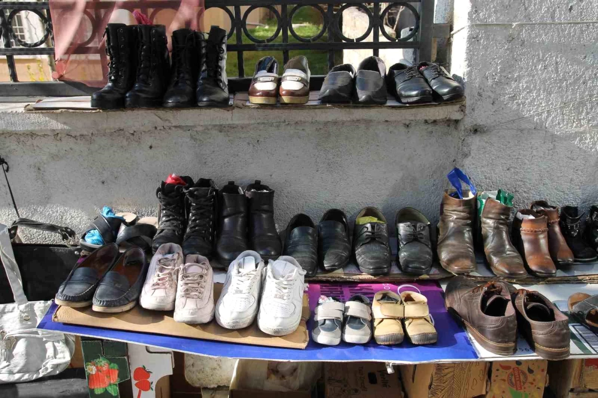 Van’da Ayakkabı Tamircisi, Çöpe Atılan Ayakkabıları Tamir Ederek Gereksinim Sahiplerine Veriyor