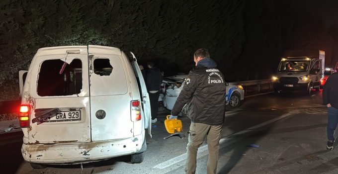 Anadolu Otoyolu’nda sistemsiz göçmen taşıyan araç polis araçlarına çarptı: 4 polis 18 kişi yaralandı