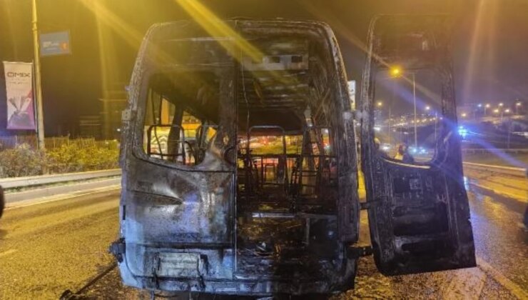 Kağıthane’de seyir halindeki minibüste yangın çıktı