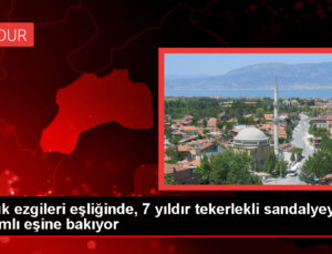 Yörük çalgıları ustası, böbrek hastası eşine gözü üzere bakıyor