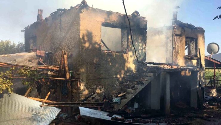 Bucak’ta çıkan yangında konut ve samanlık kullanılamaz hale geldi