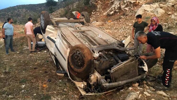 Bucak’ta yağış nedeniyle araba şarampole devrildi, 2 kişi yaralandı