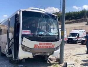 Burdur Otogarında Midibüs Kazası: 15 Kişi Yaralandı