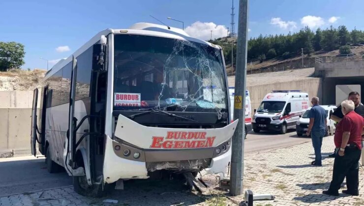 Burdur Otogarında Midibüs Kazası: 15 Kişi Yaralandı
