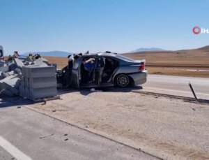 Burdur’da araba refüj üretimi için bırakılan bordür taşı yığınına çarptı, 2 meyyit 1 yaralı