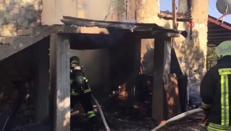 Burdur’da çıkan yangında köy konutu küle döndü