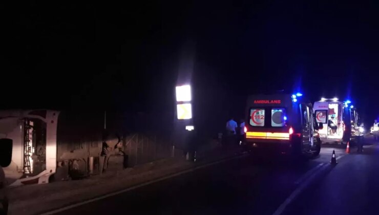 Isparta-Antalya karayolunda otobüs devrildi, 8 kişi yaralandı