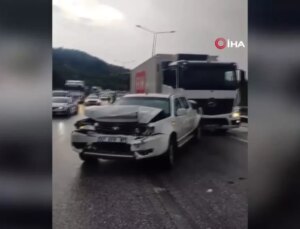 Kamyonetin Tıra ve Kamyona Çarptığı Kazada 4 Yaralı