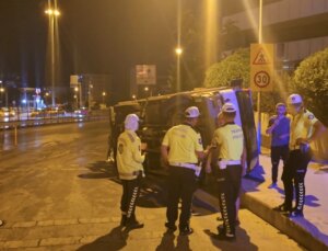Pendik’te Zerzevat Yüklü Kamyonet Devrildi: 2 Yaralı