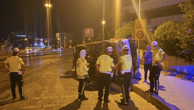 Pendik’te Zerzevat Yüklü Kamyonet Devrildi: 2 Yaralı
