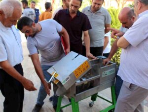 Siirt’te çiftçilere üzüm sıkma makinesi dağıtıldı