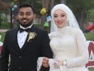 Türk ve Hint Gelenekleriyle Dünyaevine Girdiler