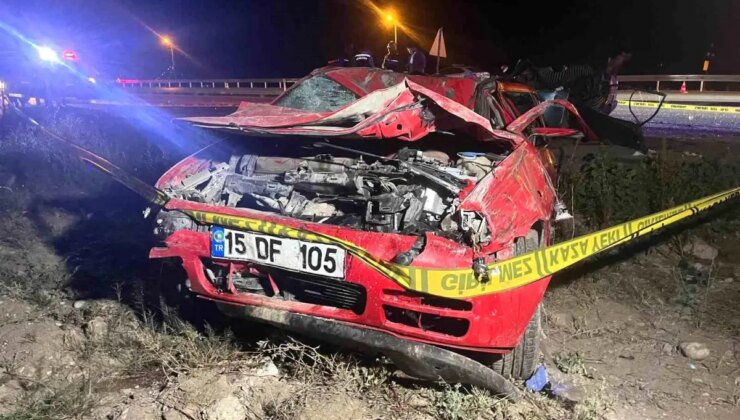Burdur’da Araba Kazası: 2 Kişi Hayatını Kaybetti, 3 Yaralı