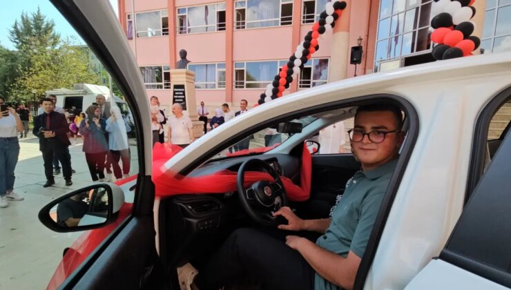 Hayırsever İş İnsanı YKS’de Başarılı Olan Öğrenciye Araba Armağan Etti