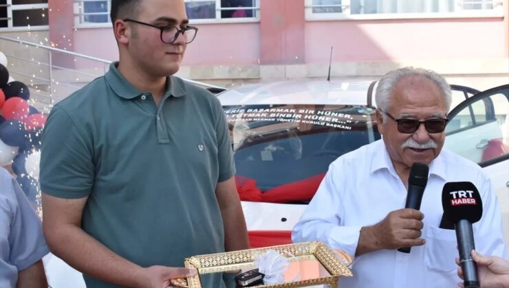 Hayırseverden başarılı öğrenciye araba mükafatı