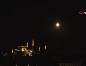 İstanbul’da Harika Kanlı Ay Tutulması