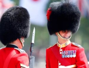 Muhafız Şapkaları Tartışma Yaratıyor