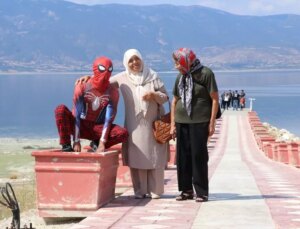 Örümcek Adam Kostümüyle Türkiye’yi Gezen Salih Ayaz Koç, Burdur’da Çocuklarla Buluştu