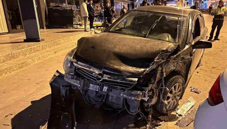 Bucak’ta Denetimden Çıkan Araba Park Halindeki Araca Çarptı