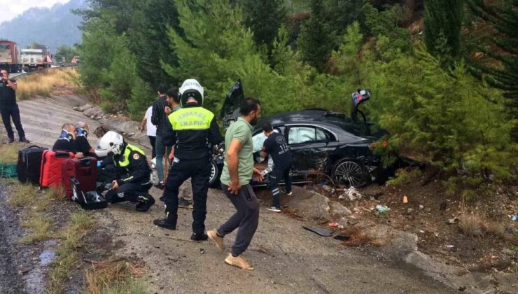 Burdur’da Kamyonla Çarpışan Arabada 3 Yaralı