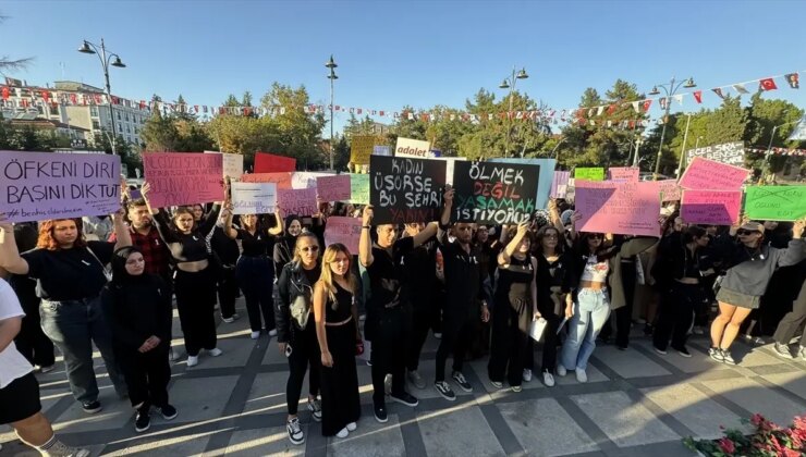 Burdur’da Öğrencilerden Bayana Yönelik Şiddet Protestosu
