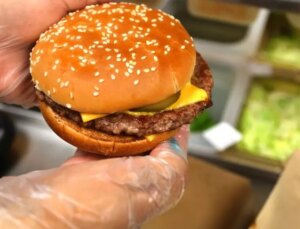 McDonald’s’ta hamburger yiyen 49 bireye ölümcül bakteri bulaştı, satışlar durduruldu