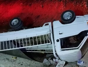 Burdur’da Araba ile Çarpışan Kamyonet Devriildi, Şoför Yaralandı