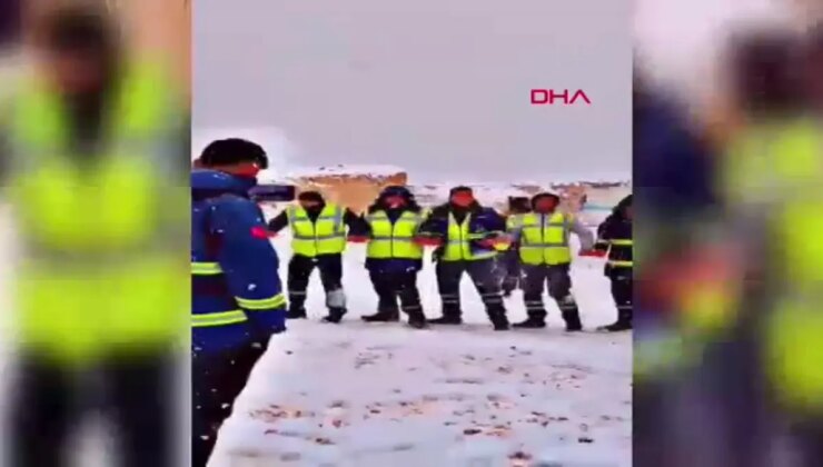 Şırnak’ta petrol alanında kar yağışı halayla kutlandı