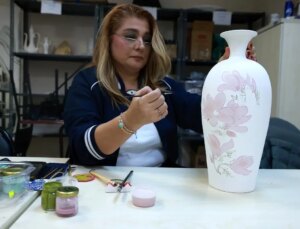 Kocaeli’de Emekli Bayanlar Çini İşlemeciliği ile İş Sahibi Oluyor