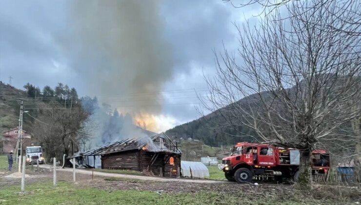 Şenpazar’da Ahşap Mesken Yandı