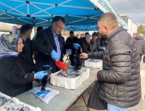 Manisa’da belediyenin ikramı 8 ton hamsi 1 saatte tükendi
