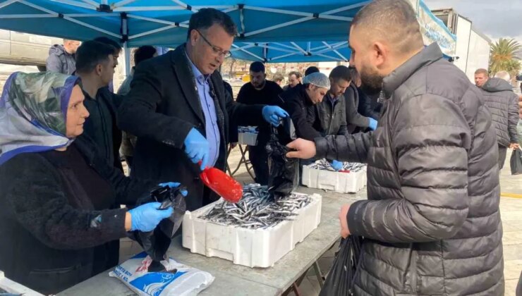 Manisa’da belediyenin ikramı 8 ton hamsi 1 saatte tükendi