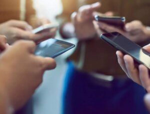 Savaş çanları çalarken, İranlıların telefonlarına gizemli bir bildiri geldi