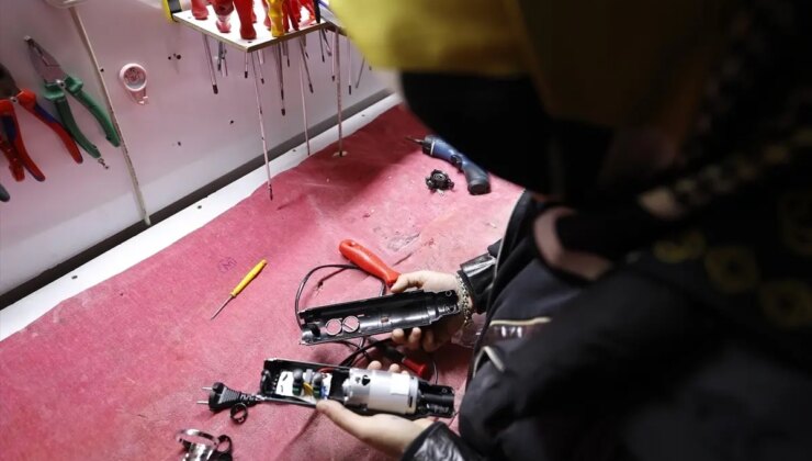 Aslı Badem Çala: Bayan Beyaz Eşya Tamircisi