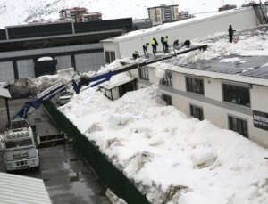 Bitlis’te Kar Paklığı İçin Vinci Kullanıldı