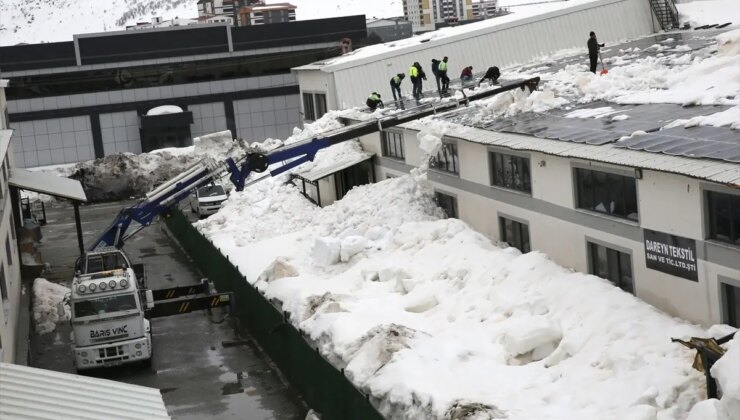 Bitlis’te Kar Paklığı İçin Vinci Kullanıldı