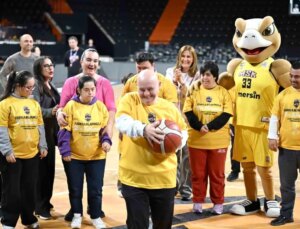 Down sendromlu çocuklar Mersin Spor Kulübü ile birebir alanda buluştu