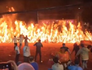 Savaş sürerken Çin’de dikkat çeken görüntüler! Dört bir yandan ateşler yakıldı