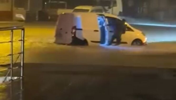 Adana’da Şiddetli Yağış: Minibüste Mahsur Kalan Çocuklar Kurtarıldı