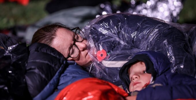 Anzak Torunları Çanakkale Kara Savaşları’nın 111. Yıl Dönümünde Şafak Ayini İçin Anzak Koyu’nda Toplandı